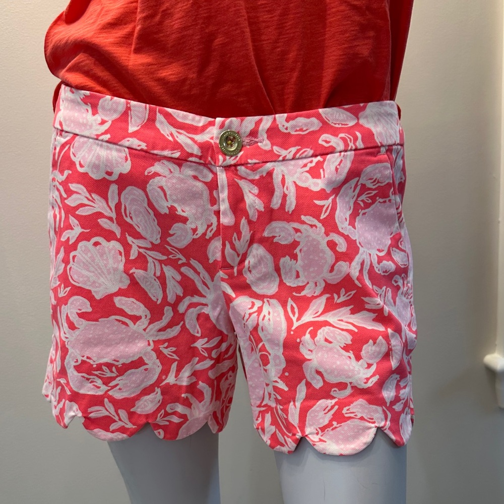 Lilly Pulitzer buttercup stretch shorts:  size 4 and an 8 NWT retails$74 🦀